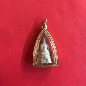 พระหลวงพ่อโสธร รุ่นประวัติศาสตร์ 80 ปีกรมตำรวจ เนื้อเงินพ่นทราย พร้อมเลี่ยมทองคำอย่างหนาแกะลายยกซุ้มสวยงาม - Image 2