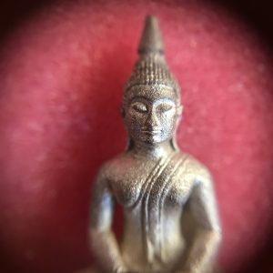 พระหลวงพ่อโสธร รุ่นประวัติศาสตร์ 80 ปีกรมตำรวจ ตอกโค๊ต 335077  เนื้อเงินพ่นทราย - Image 3