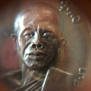 เหรียญหลวงพ่อคูณ เนื้อนวะ ปี 2517 บล็อก 5 แตกหน้าเกลี้ยง ( เป็นบล็อกหายากสุด ) เลี่ยมทองคำเก่าหนายกซุ้ม - Image 3