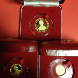 เหรียญกษาปณ์ที่ระลึก พระราชพิธีกาญจนาภิเษก ปี 2539  ชุด3เหรียญ เนื้อทองคำขัดเงา นำ้หนักรวม 26.6 กรัม พร้อมกล่องกษาปณ์ - Image 2