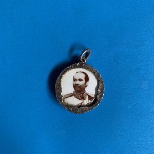 ล็อกเก็ตเก่ารูปเสด็จพ่อร.5 ครึ่งองค์ เลี่ยมเงินเก่าแกะลายหน้าและหลังเป็นรูปเทวดาพร้อมแขวนคอ - Image 2