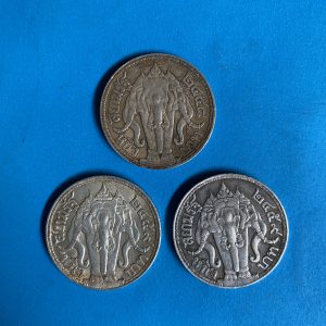 เหรียญหนึ่งบาทช้างสามเศียรเนื้อเงินสมัย ร.6 ปี พ.ศ.2458(1เหรียญ) และ2459(2เหรียญ) จำนวน 2 เหรียญสวยงามคมชัดมากๆ - Image 3