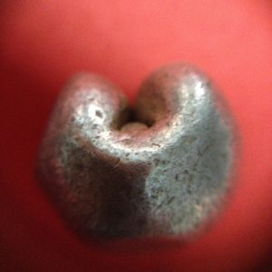 พดด้วงเม็ด 1 บาทสมัยพระนารายณ์ปี พ.ศ. 2199-2231 ตรา บัว หรือ พุ่มข้าวบิณฑ์ใต้จุดบนมีเส้นสองแฉก สวยคมชัด (เม็ดที่ 2) - Image 3