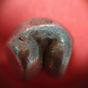 พดด้วงเม็ด 1 บาทสมัยพระนารายณ์ปี พ.ศ. 2199-2231 ตรา บัว หรือ พุ่มข้าวบิณฑ์ใต้จุดบนมีเส้นสองแฉก สวยคมชัด (เม็ดที่ 2) - Image 4