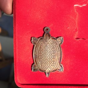 เหรียญพยาเต่าเรือนหลวงปู่หลิว วัดไร่แตงทองรุ่น" สุขใจ " เนื้อนวะผิวรุ้ง ปี 2537 สวยงามมากๆพร้อมกล่องรวม - Image 2
