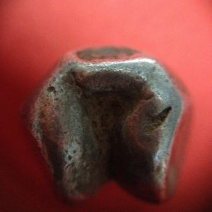 พดด้วงเม็ด 1 บาทสมัยพระนารายณ์ปี พ.ศ. 2199-2231 ตรา บัว หรือ พุ่มข้าวบิณฑ์ใต้จุดบนมีเส้นสองแฉก สวยคมชัด (เม็ดที่ 1) - Image 4