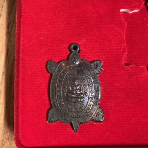 เหรียญพยาเต่าเรือนหลวงปู่หลิว วัดไร่แตงทองรุ่น" สุขใจ " เนื้อนวะผิวรุ้ง ปี 2537 สวยงามมากๆพร้อมกล่องรวม - Image 3