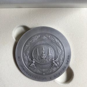 เหรียญพระราชพิธีบรมราชาภิเษก ร.10 เนื้อเงินรมดำพ่นทราย 4 พฤษภาคม 2562 หน้าเหรียญ 1,000 บ.นำ้หนัก 70 กรัมสมบูรณกล่องใบเซอร์ - Image 2