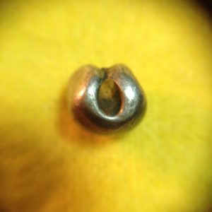 พดด้วงเม็ดเฟื้อง ตราดอกไม้คล้ายหัวลูกศรหันหัวลงมีจุดสามจุดที่ปลายศร สมัย ร.1 (ผลิตในงานพระราชพิธีสตสดก มหาทาน) เม็ดที่ 2 - Image 3