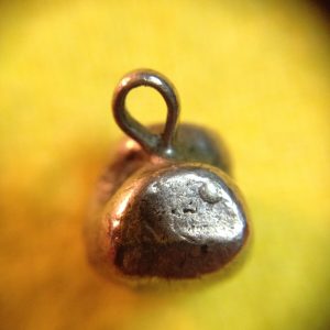 พดด้วงเม็ดสลึงรัตนโกสินทร์ ตราปราสาท-ตราจักร สมัยร.3  สวยงามหายาก มีห่วงเชื่อมติด  เม็ดที่  2 - Image 4