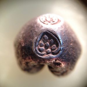 พดด้วงเม็ด 1 บาทสมัยพระเจ้าปราสาททองปี พ.ศ. 2173-2198 ตรา พุ่มข้าวบิณฑ์จอมปราสาท เป็นรูป 7 จุดอยู่ภายในกรอบ สวยคมชัดมากๆ (เม็ดที่ 1) - Image 4