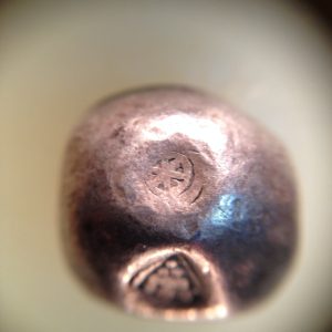 พดด้วงเม็ด 1 บาทสมัยสมเด็จพระที่นั่งสุริยาศน์อมรินทร์ (เจ้าฟ้าเอกทัศน์)  พ.ศ.2302-2310) เรียกตราราชวัตร จุด 9 จุดเรียง 4 แถวอยุ่ในกรอบ เม็ดที่ 1 - Image 2