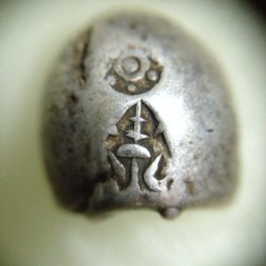 พดด้วงรัตนโกสินทร์เม็ดบาทสมัย ร. 4 พ.ศ.2394-2411 ( ตรามงกุฎ-กรงจักร ) เม็ดที่ 5 - Image 4