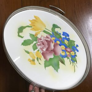 ถาดกระเบื้องโบราณขนาด สผ 18" ลายดอกกุหลาบสีชมพูใหญ่ 1 ดอกทิวลิปเหลือง 1 ดอกและรวมช่อนำ้เงินเหลืองสมบูรณ์สวยงามมากๆ - Image 2