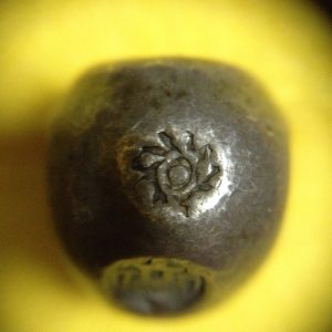 พดด้วงรัตนโกสินทร์เม็ดบาทสมัย ร.3 พ.ศ.2367-2394 ( ตราปราสาท-กรงจักร ) ตราปราสาทสวยงามคมชัดมากๆ (เม็ดที่ 4) - Image 2