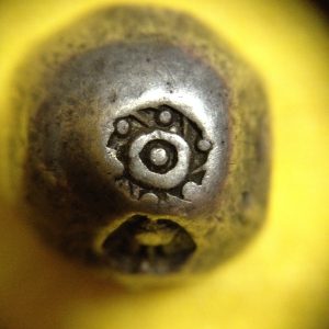 พดด้วงรัตนโกสินทร์เม็ดบาทสมัย ร. 4 พ.ศ.2394-2411 ( ตรามงกุฎ-กรงจักร ) เม็ดที่ 8 - Image 2