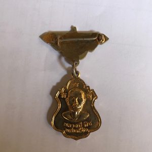 เข็มกลัดพร้อมเหรียญหลวงพ่อเงินหลังหลวงปู่พิธ ปี พ.ศ.16 กรรมการ กะไหล่ทองเดิมคมกริ๊บจากวัด สวยงามมากๆ - Image 2