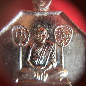 เหรียญแปดเหลี่ยมหลวงพ่อเงินวัดบางคลาน รุ่น ร่วมใจสร้างสะพาน 23 มีนาคม 2528 กะไหล่เงินเดิมๆสวยงามมาก เหรียญที่2 - Image 3