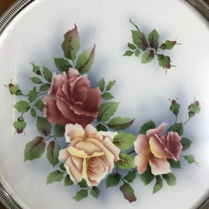 ถาดกระเบื้องโบราณสมัย ร.5 ขนาดสผ.18"ลายช่อดอกกุหลาบบานสีแดงอมชมพูเหลือง 3 ดอกใหญ่ สายงามสมบูรณ์มากๆ - Image 2