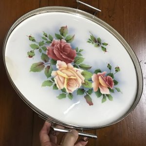 ถาดกระเบื้องโบราณสมัย ร.5 ขนาดสผ.18"ลายช่อดอกกุหลาบบานสีแดงอมชมพูเหลือง 3 ดอกใหญ่ สายงามสมบูรณ์มากๆ - Image 3