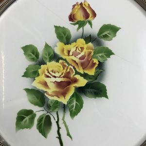 ถาดกระเบื้องโบราณสมัย ร.5 ขนาดสผ.16"ลายช่อดอกกุหลาบสีเหลืองบาน 2 ดอก ตูม1 ดอก มีร้าว 1 เส้น - Image 2