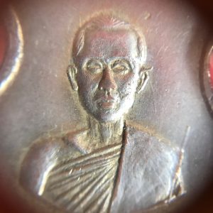 เหรียญทองแดงพระครูสุจิตสีลาจารย์(หลวงปู่ต๊วน) บล็อกนิยมไหล่ขีด ฉลองอายุครบ 60 ปี พ.ศ. 2517กะไหล่เงินเลี่ยมพลาสติกพร้อมใช้ - Image 3