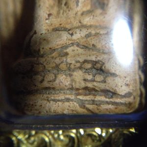 พระคงลำพูนเนื้อดิน กรุเก่าวัดมหาวัน อายุพันกว่าปี คราบกรุชัด เนื้อหนึกนุ่มเนียนพุ่มโพธิ์เม็ดบัวขัด เลี่ยมทองเก่าสวยแกะลาย - Image 4