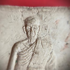 หลวงปู่ต๊วนวัดสวัสติการาม(ต้นหัด) อ.สวรรคโลก จ.สุโขทัย อายุครบ 80 ปี เนื้อผงทรงสี่เหลี่ยมด้านหลังเป็นยันต์ของหลวงพ่อๆปลุกเสกมีเส้นผมหลวงพ่อด้วย - Image 2