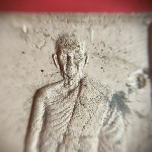 หลวงปู่ต๊วนวัดสวัสติการาม(ต้นหัด) อ.สวรรคโลก จ.สุโขทัย อายุครบ 80 ปี เนื้อผงทรงสี่เหลี่ยมด้านหลังเป็นยันต์ของหลวงพ่อๆปลุกเสกมีเส้นผมหลวงพ่อด้วย - Image 2