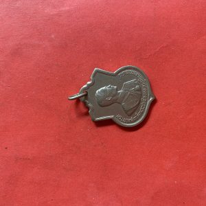 เหรียญเฉลิมพระชนมพรรษาครบ 3 รอบ 5 ธันวาคม 2506 (เหรียญอาร์ม อนุสรณ์ มหาราช) ด้านหลัง ตอกโค๊ตสวยงามคมชัด - Image 2