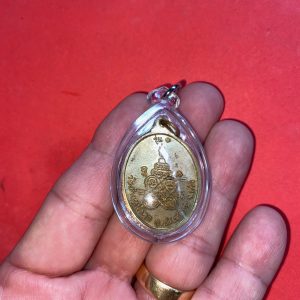 เหรียญรูปไข่หลวงพ่อทวดวัดบ้านหน้าลา อ.ปะเหลียน จ.ตรัง รุ่น 1 เลี่ยมพลาสติก - Image 2