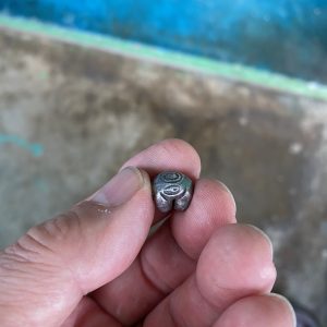 เม็ดเงินโบราณพดด้วงสมัยกรุงสุโขทัยหนักสองสลึงตรา ช้างการ์ตูน -หอยสังข์ คมชัดสวยงาม - Image 2