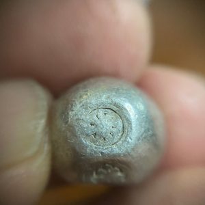 พดด้วงเม็ด 1 บาทสมัยพระเจ้าปราสาททองปี พ.ศ. 2173-2198 ตรา พุ่มข้าวบิณฑ์จอมปราสาท เป็นรูป 7 จุดอยู่ภายในกรอบ สวยคมชัดมากๆ (เม็ดที่ 2) - Image 2