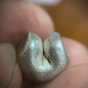 พดด้วงเม็ด 1 บาทสมัยพระเจ้าปราสาททองปี พ.ศ. 2173-2198 ตรา พุ่มข้าวบิณฑ์จอมปราสาท เป็นรูป 7 จุดอยู่ภายในกรอบ สวยคมชัดมากๆ (เม็ดที่ 2) - Image 4