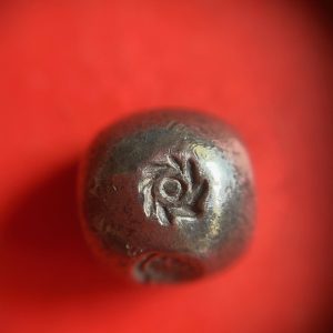 พดด้วงรัตนโกสินทร์เม็ดบาทสมัย ร.2 พ.ศ.2352-2367 (ตราครุฑ-กรงจักร )ตราครุฑสวยงามคมชัดมากชนิดแชมป์ เม็ดที่ 5 - Image 4