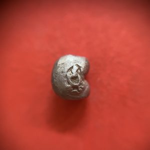 เงินพดด้วงสมัยอยุธยาขนาดตํ่ากว่าหนึ่งบาท(เฟื้อง) ตรา สังข์เนื้อเงินบริสุทธิ์ เม็ดนี้สวยคลาสสิค - Image 2