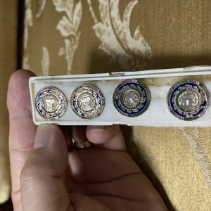 เม็ดกระดุมเนื้อเงินโบราณ มี ตราช้างอยู่ในกรงจักรลงยาเก่าสีนำ้เงินสวยงามโดยรอบ 4 เม็ด - Image 2