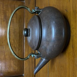 ชาป้านโบราณสวยงามสมบูรณ์มาก ออกรูปทรงไปทางจานบินสีนำ้ตาลออกเข้ม ใต้ฐานมีอักษรภาษาจีนสองตัว - Image 2