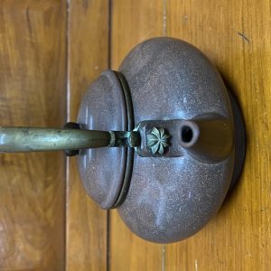 ชาป้านโบราณสวยงามสมบูรณ์มาก ออกรูปทรงไปทางจานบินสีนำ้ตาลออกเข้ม ใต้ฐานมีอักษรภาษาจีนสองตัว - Image 3