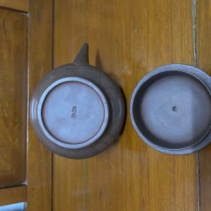 ชาป้านโบราณสวยงามสมบูรณ์มาก ออกรูปทรงไปทางจานบินสีนำ้ตาลออกเข้ม ใต้ฐานมีอักษรภาษาจีนสองตัว - Image 4