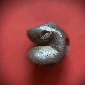 พดด้วงเม็ด 1 บาทสมัยพระเจ้าทรงธรรมปี พ.ศ. 2155-2171 ตรา เปลวเพลิง เป็นรูปคล้ายดวงไฟมีเปลวลอยสองข้าง สวยคมชัดมากๆหายาก - Image 4