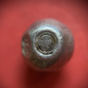 พดด้วงเม็ด 1 บาทสมัยพระเจ้าปราสาททองปี พ.ศ. 2173-2198 ตรา พุ่มข้าวบิณฑ์จอมปราสาท เป็นรูป 7 จุดอยู่ภายในกรอบ สวยคมชัดมากๆ (เม็ดที่ 3) - Image 2