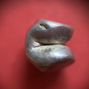 พดด้วงเม็ด 1 บาทสมัยพระเจ้าปราสาททองปี พ.ศ. 2173-2198 ตรา พุ่มข้าวบิณฑ์จอมปราสาท เป็นรูป 7 จุดอยู่ภายในกรอบ สวยคมชัดมากๆ (เม็ดที่ 3) - Image 4