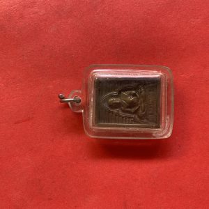 เหรียญแสตมป์หลวงพ่อสดวัดปากนำ้ภาษีเจริญทอดผ้าป่าซื้อที่ดินถวายวัด เนื้อทองแดง เลี่ยมอยู่ในกรอมพลาสติกเก่า - Image 3