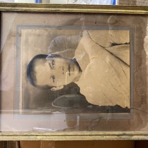 รูปถ่ายเก่าไม่ทราบหลวงพ่ออยู่ในกรอบไม้เก่าเดิม ขนาด33.5 X 42.5 ซม.ถ่ายจากห้องภาพฉายาแสงกรุง - Image 4