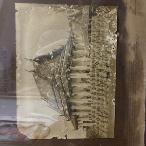 รูปถ่ายเก่ารวมพระภิกษุสามเณรวัดใต้  อ.พระโขนง ประจำปี 2501 อยู่ในกรอบไม้เดิมขนาด 46.5 x 38.5 ซม. - Image 3