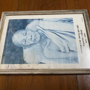 รูปภาพเก่า พระราชวุฒาจารย์ ( หลวงปู่ ดูลย์ อตุโล ) วัดราชบูรพาราม จ. สุรินทร์ 2430 - 2526 อยู่ในกรอบไม่เดิมขนาด 29.5 X 41 ซม. - Image 4