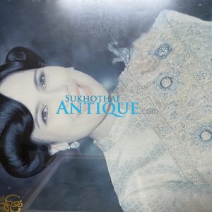 รูปภาพเก่าราชินีสีสวยสดสมบูรณ์ใหญ่มากขนาด 21 1/2" X 15" กรอบปูนเก่าเดิม - Image 2