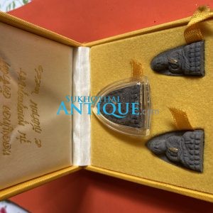 หลวงปู่ทวด วัดช้างให้ รุ่น พุทธคุณกุญชร 5 กันยาคม 2541 เนื้อว่าน 3 องค์ฝังตะกรุดทองคำบรรจุอยู่ในกล่องกำมะหยี่สีเหลืองเดิม - Image 2