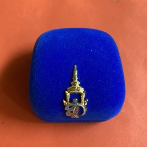 พระสมเด็จนางพญาจิตรดา สก.5 รอบ 12 สิงหาคม 2535 เนื้อทองคำ พิมพ์กลาง หนัก 7.8 กรัม พร้อมกล่องเดิมสีฟ้า  สวยงามมาก - Image 4